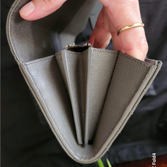 Ysl Portefeuille Famme (174Y7) Mo
Grey Metallasse Flap Wallet. - Picture 10 of 16
